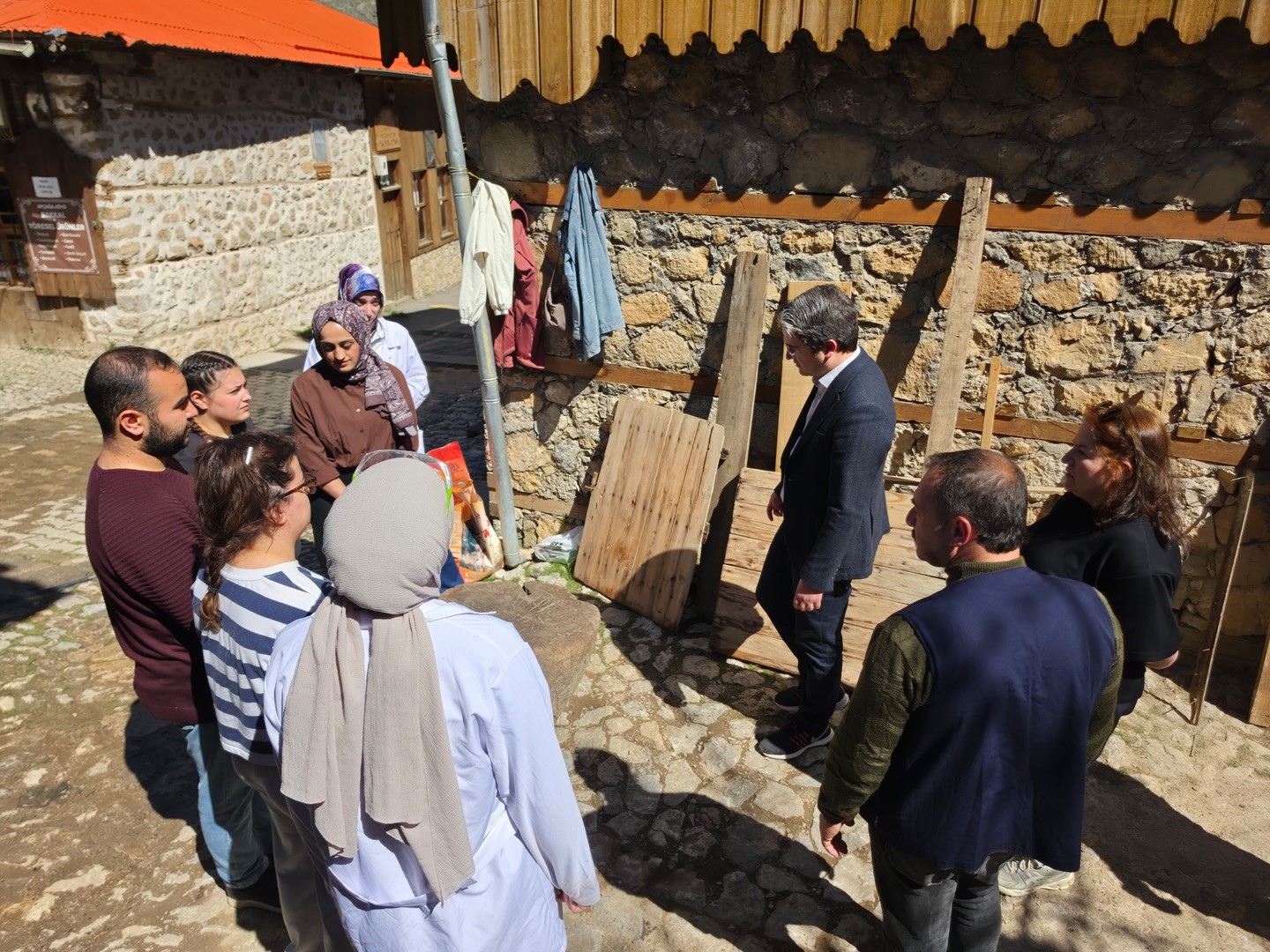 Kaymakam Arıkan&rsquo;dan Ap&ccedil;ağa k&ouml;y&uuml;nde restorasyon &ccedil;alışmaları incelemesi
