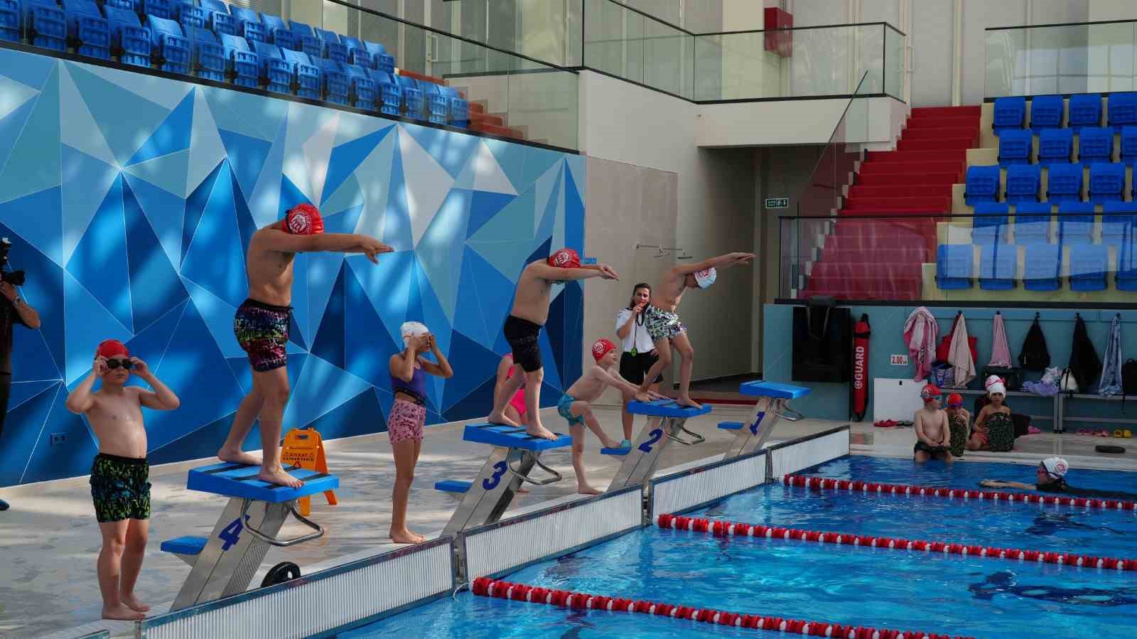 Akçaabat Belediyesi yüzme kursu ilk kursiyerlerini uğurladı
