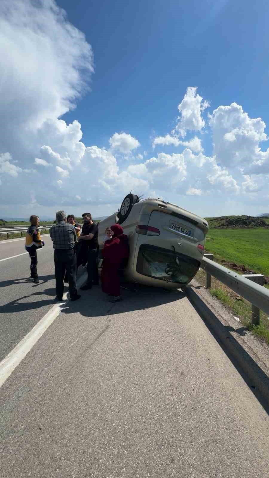 Gaziantep’te lastiği patlayan minibüs takla attı

