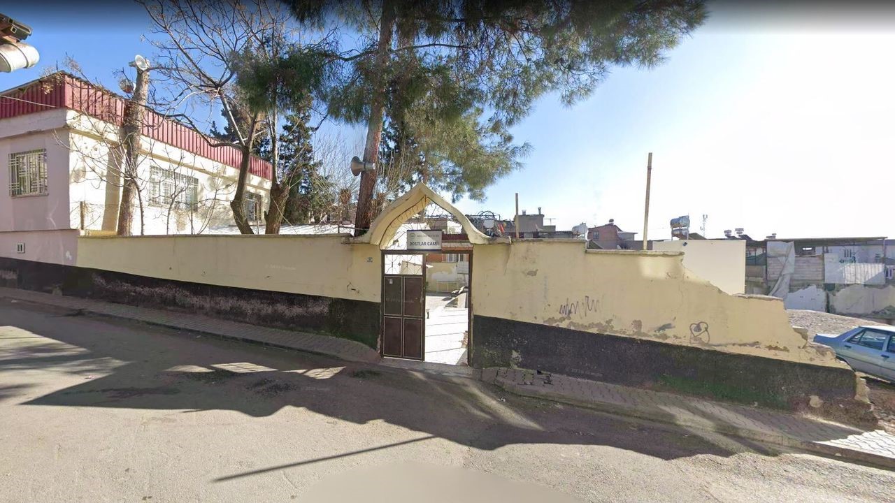 Depremde yıkılan Dostlar Camii, yeniden ayağa kalkıyor
