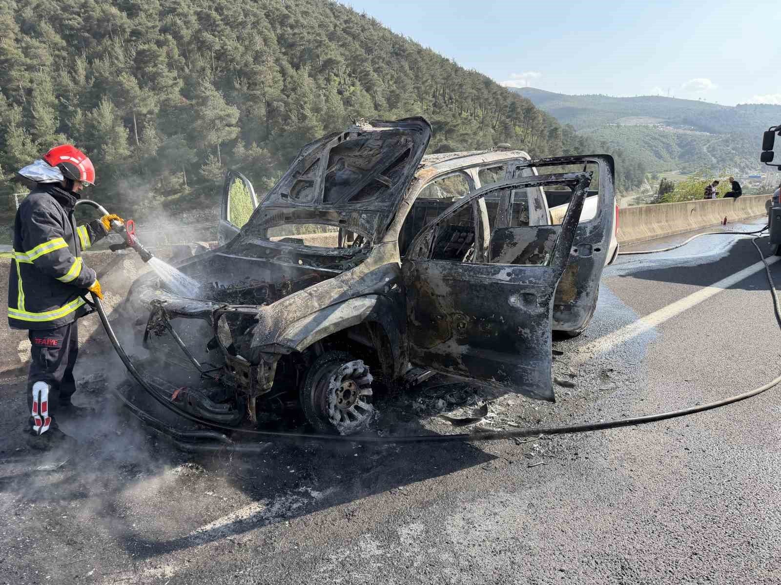 Osmaniye&rsquo;de pikap alev alev yandı, s&uuml;r&uuml;c&uuml; son anda kurtuldu
