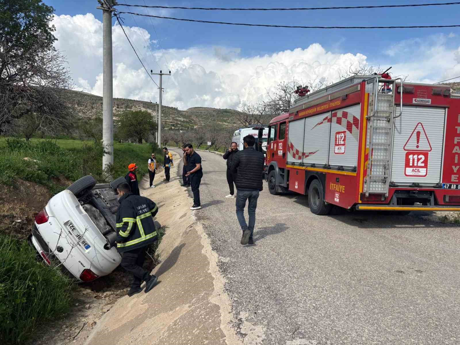 Mardin&rsquo;de otomobil yol kenarına devrildi: 5 kişi yaralandı
