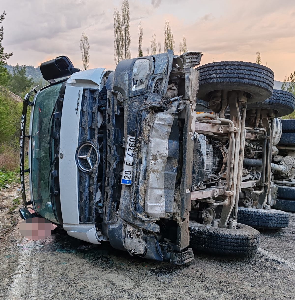 Denizli’de hafriyat kamyonu devrildi: 1 ölü
