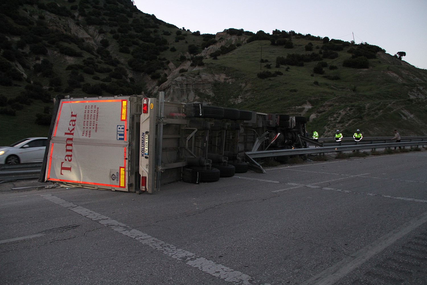 Kontrolden &ccedil;ıkan tır devrildi: 1 yaralı
