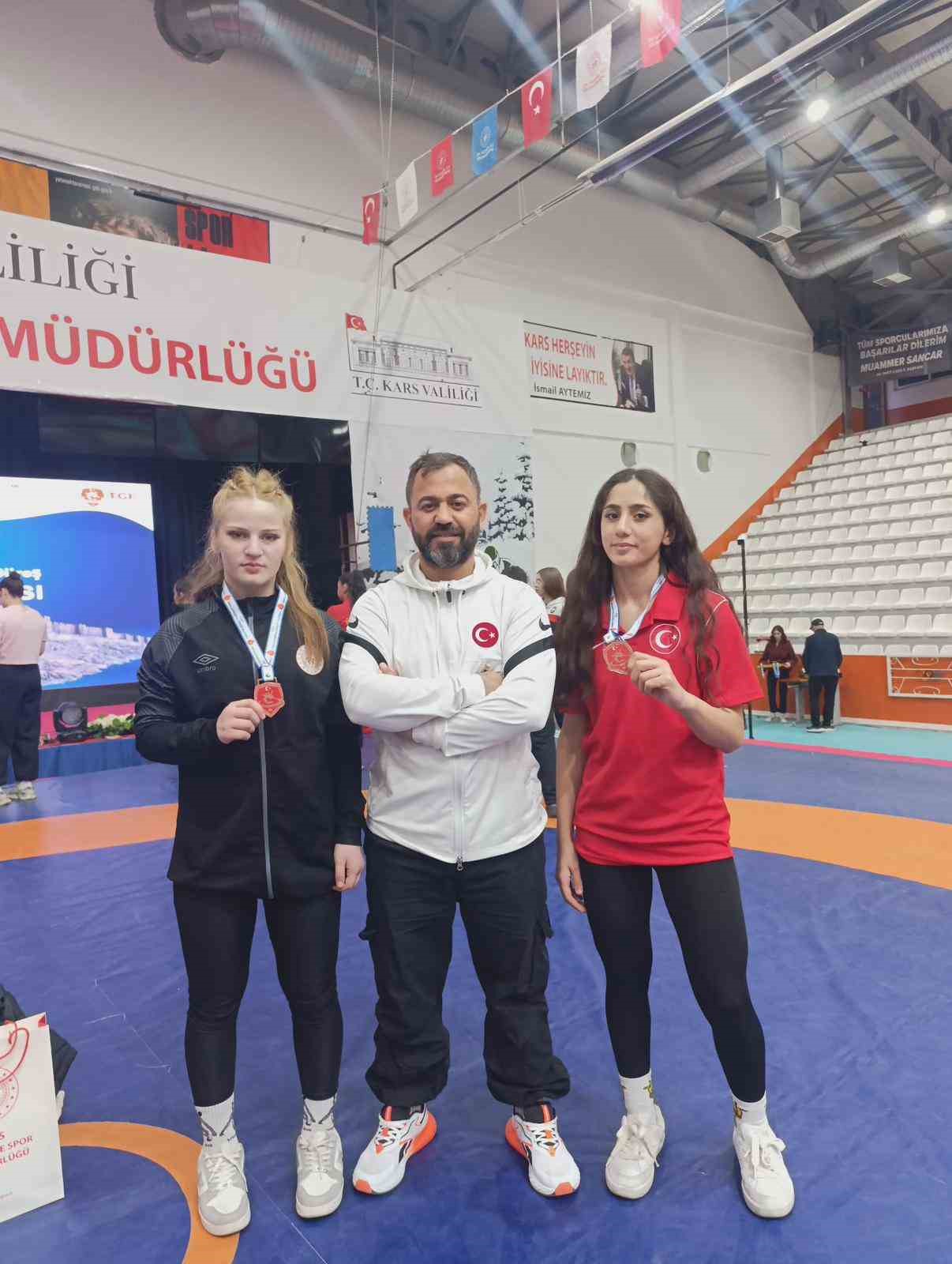 Erzincanlı g&uuml;reş&ccedil;ilerden T&uuml;rkiye Şampiyonası&rsquo;nda &ccedil;ifte başarı
