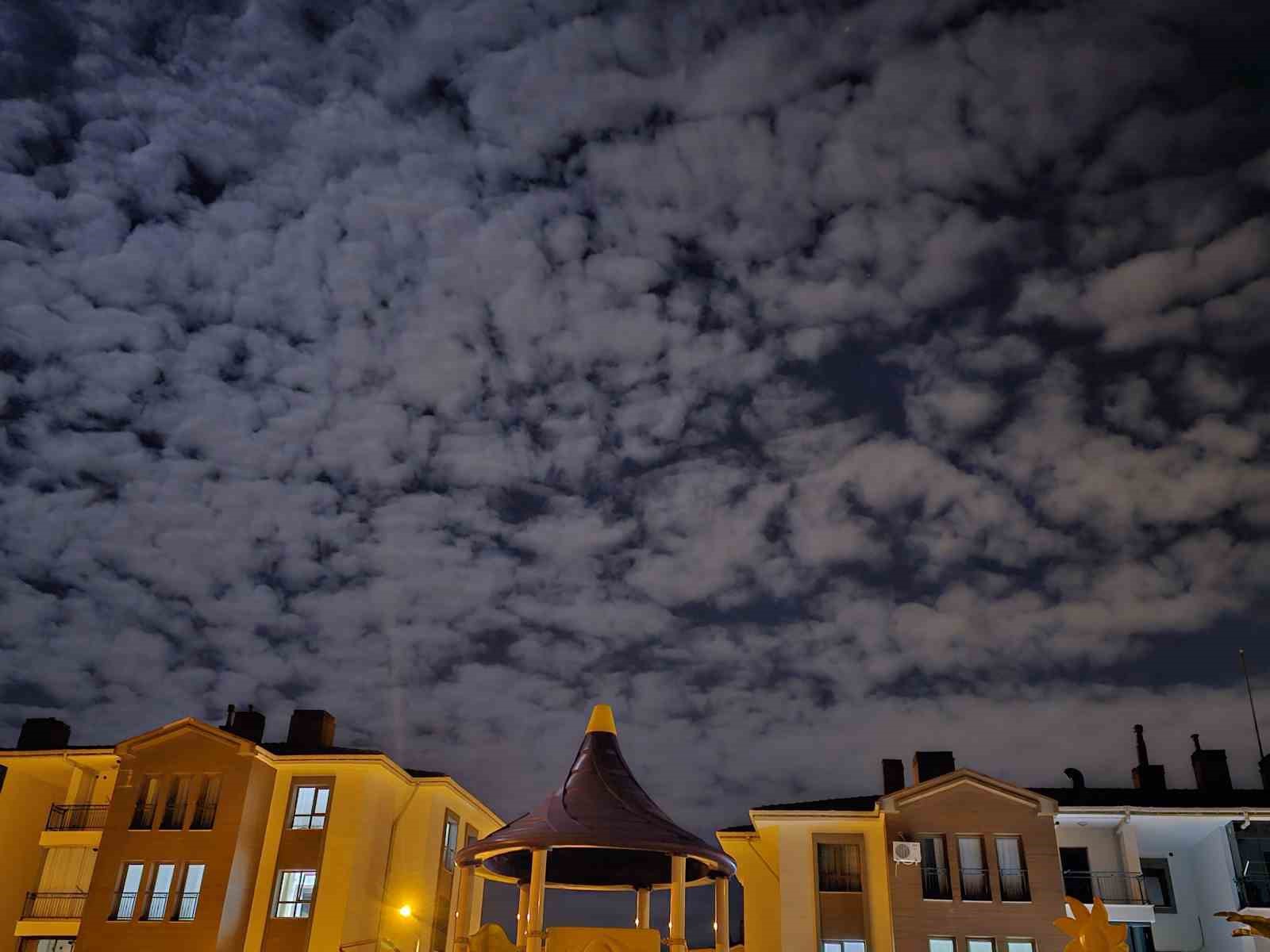 Geceyi aydınlatan doğa ş&ouml;leni: Elazığ&rsquo;da eşsiz bulut manzarası
