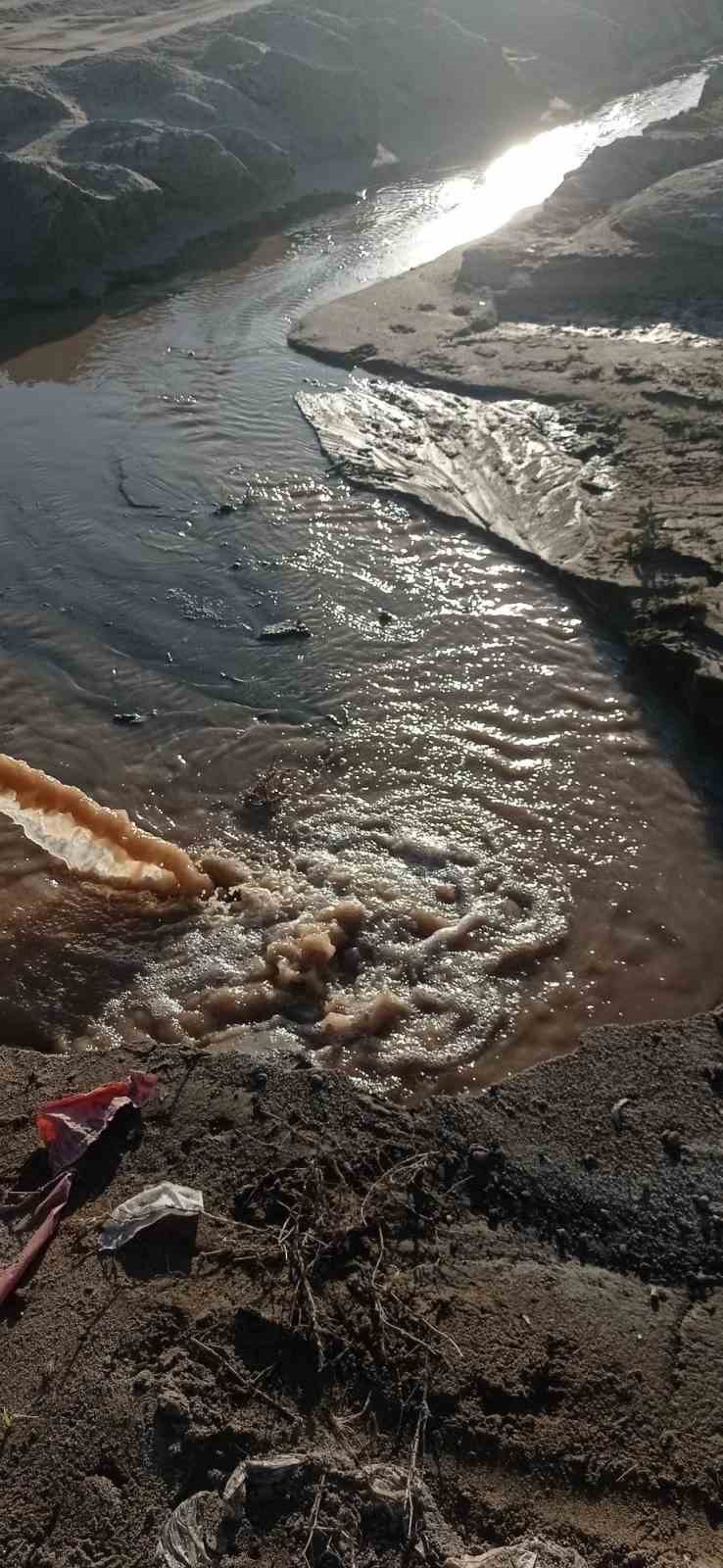 Burhaniye&rsquo;de denize akan pis sular tepkiye neden oldu
