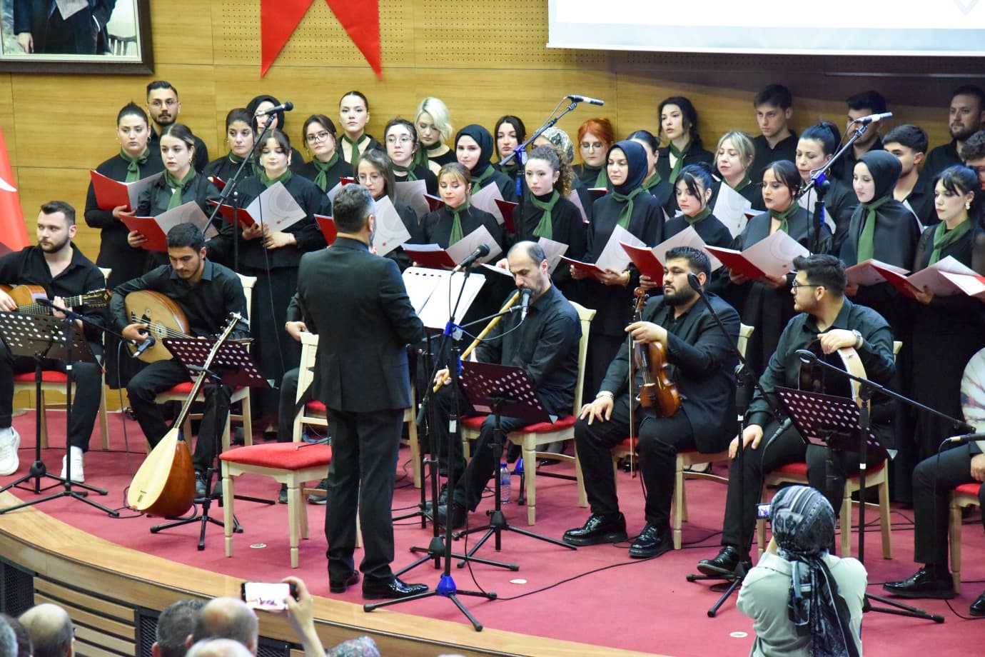 &Uuml;niversite &ouml;ğrencilerinden oluşan korunun konseri b&uuml;y&uuml;k beğeni topladı
