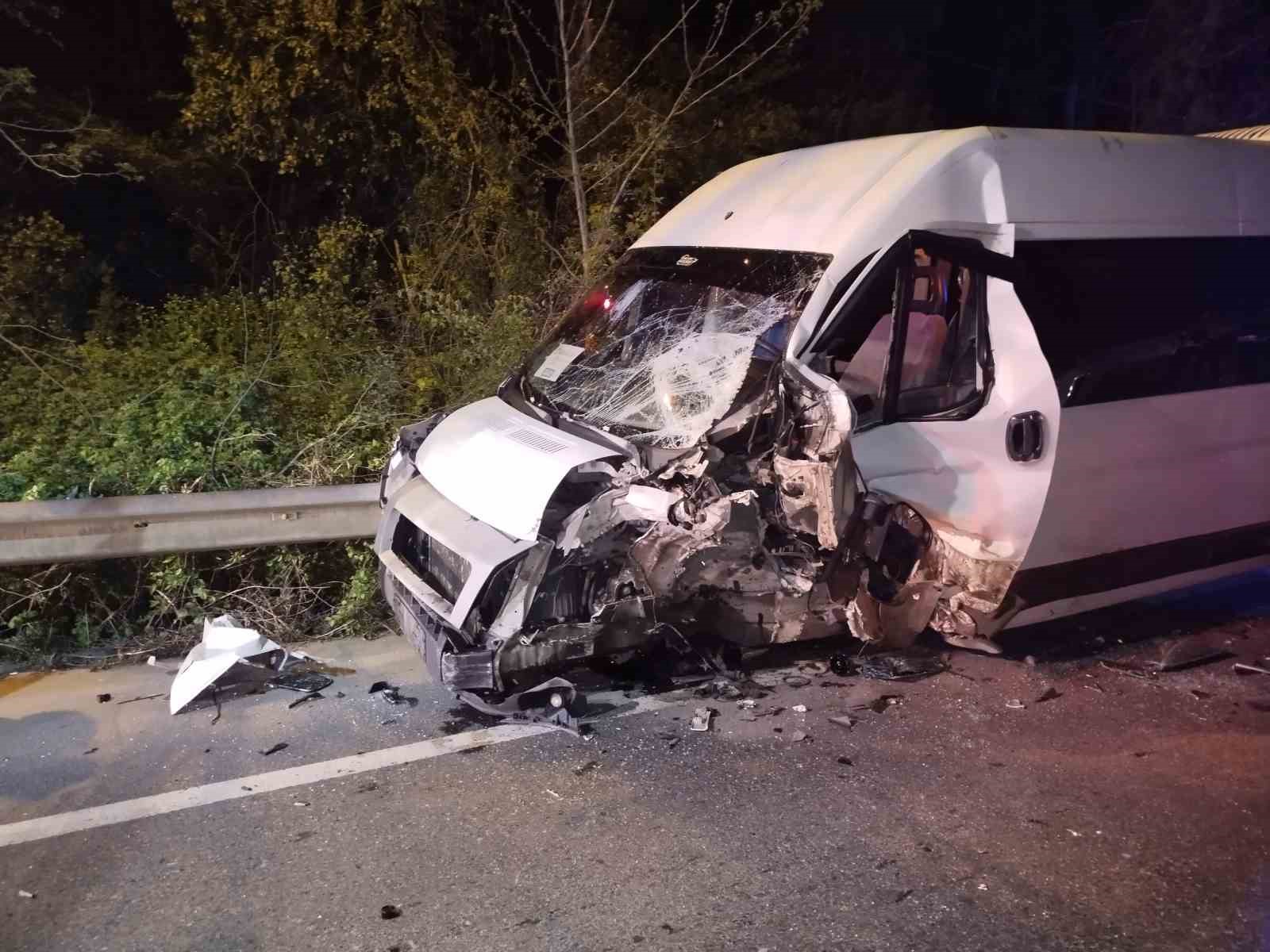 Beykoz&rsquo;da servis minib&uuml;s&uuml; ile otomobil &ccedil;arpıştı: 1&rsquo;i ağır 12 yaralı
