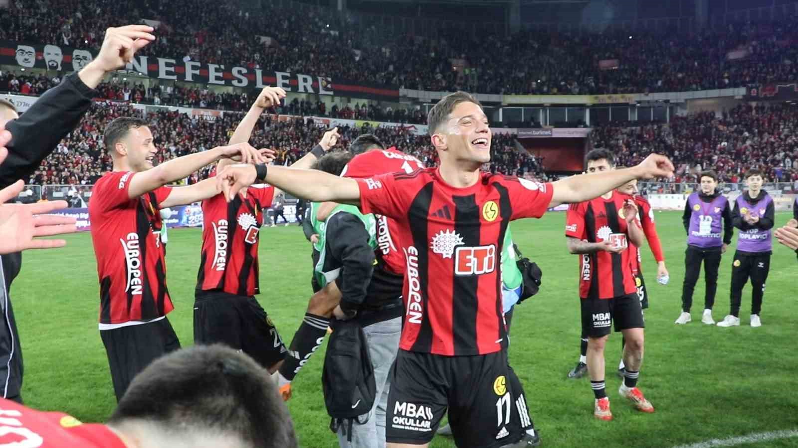 Eskişehirspor turu &ccedil;iftetelliyle kutladı
