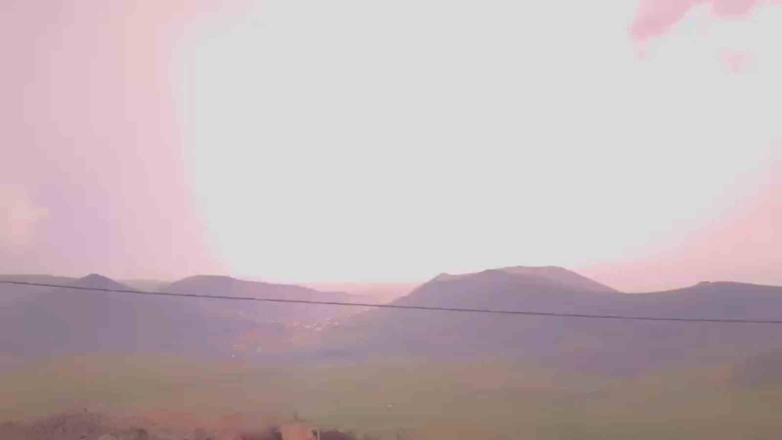 Mardin&rsquo;de şimşek ve yıldırım g&ouml;rsel ş&ouml;len oluşturdu
