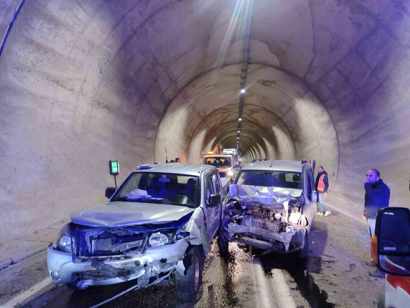 Artvin&rsquo;de 7 kişinin yaralandığı t&uuml;nel kazası kamerada
