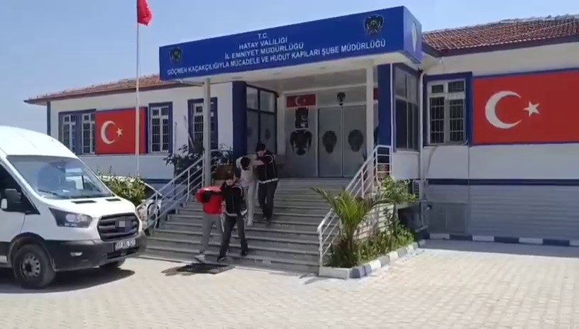 Ticari taksiyle g&ouml;&ccedil;men ka&ccedil;ıran 2 s&uuml;r&uuml;c&uuml;ye 334 bin 500 TL ceza
