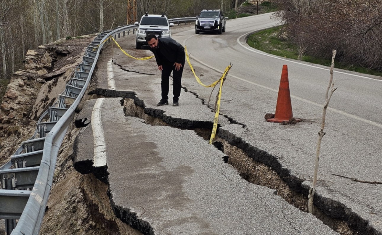 Hakkari-Y&uuml;ksekova kara yolunda &rsquo;yarık&rsquo; tehlikesi
