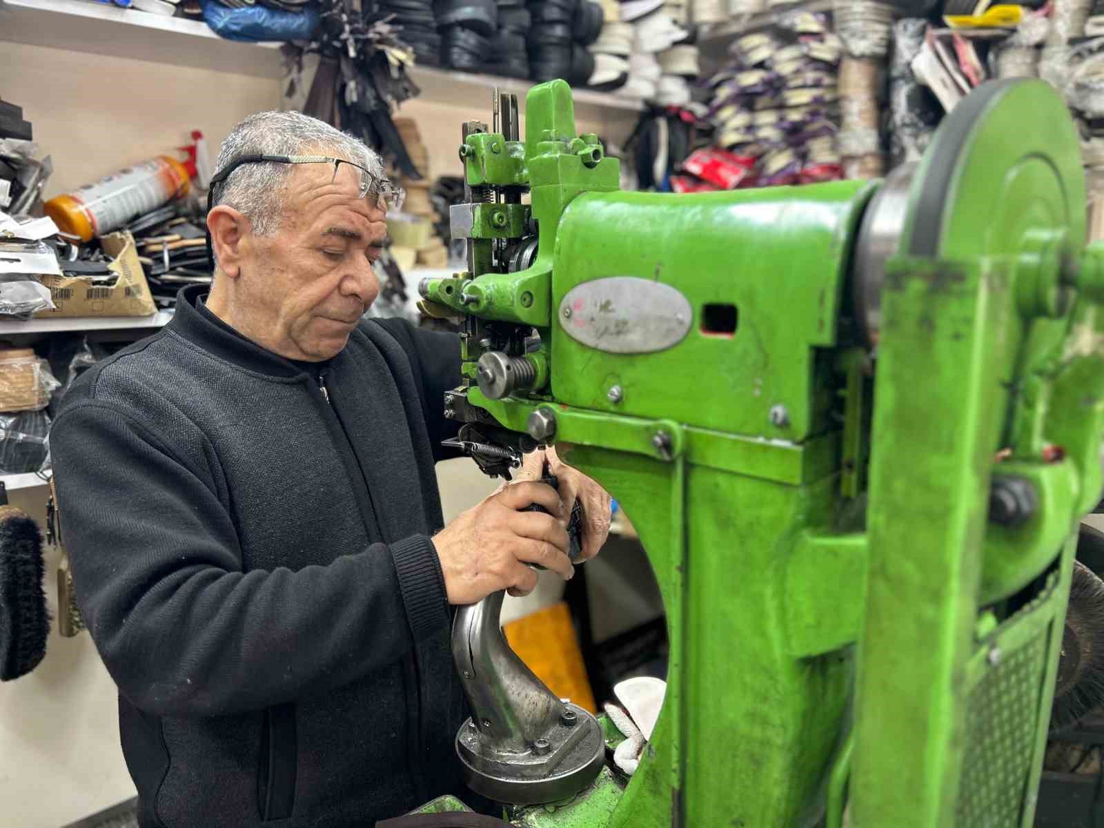 32 yıllık ayakkabı ustasının &ccedil;ırak sitemi: "Eli kirlenmeyenin karnı tok olmaz"
