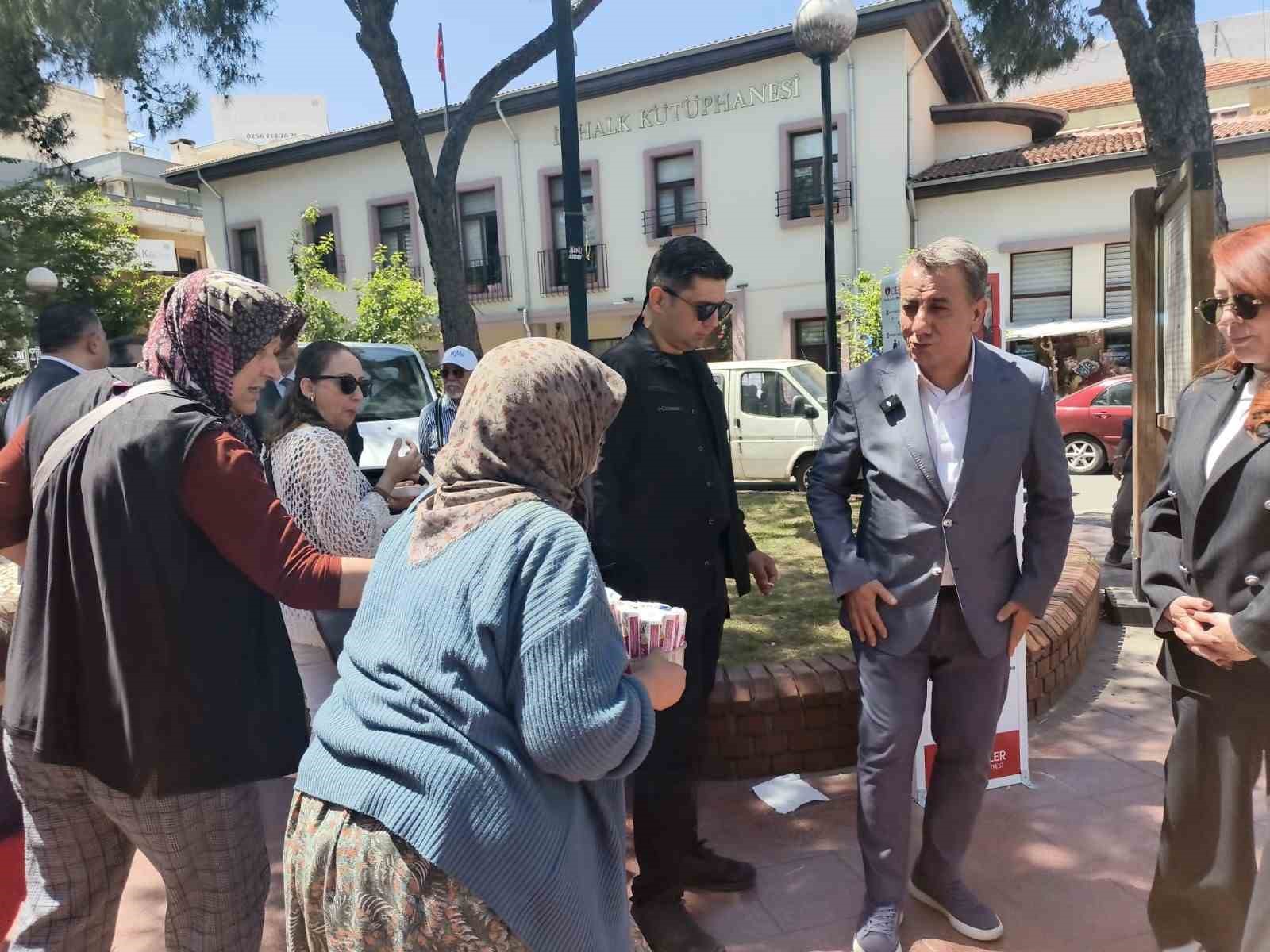 Herkes belediye başkanı olarak,işportacı teyze ise  m&uuml;şteri olarak g&ouml;rd&uuml;
