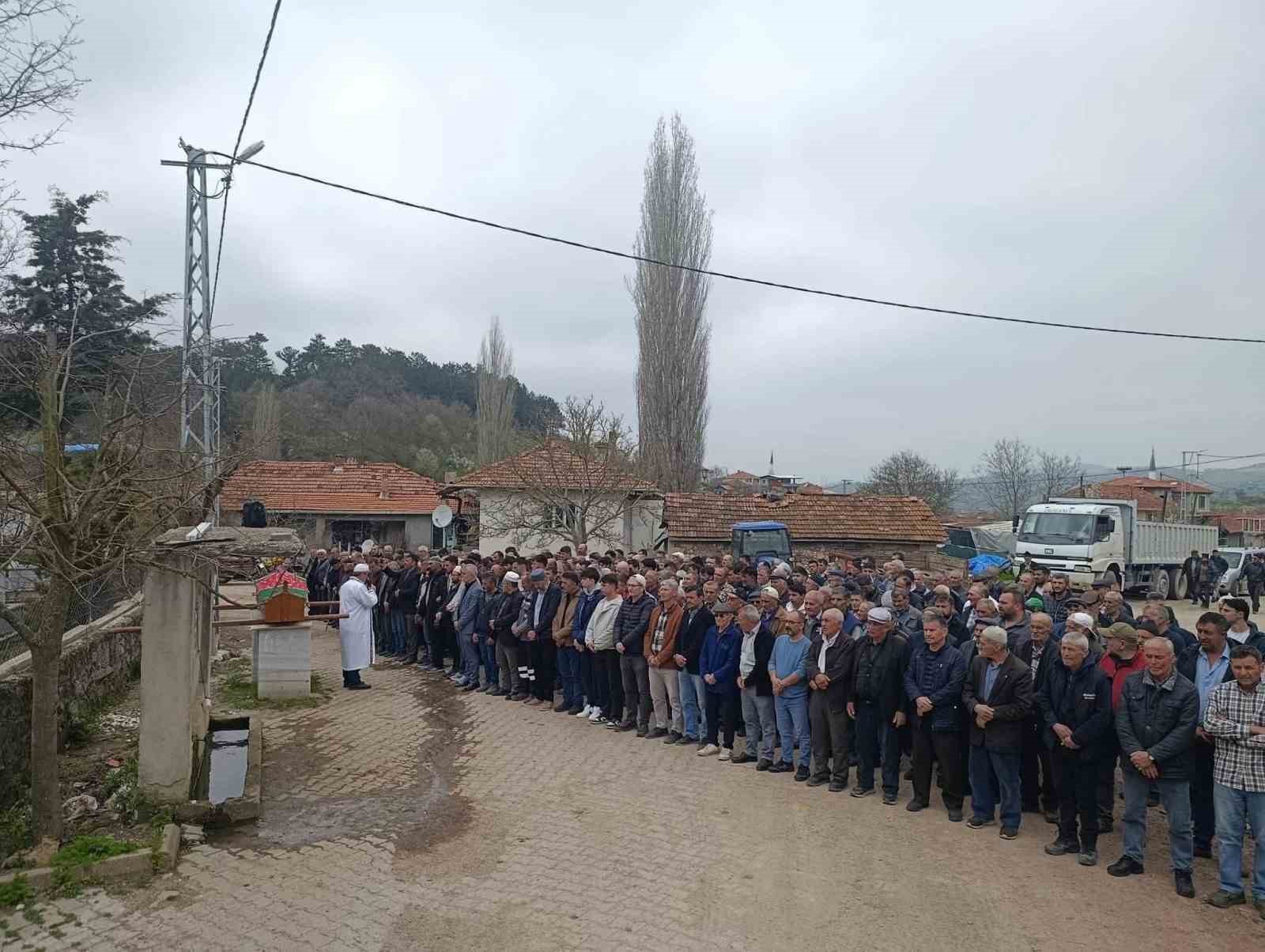 Kazada hayatını kaybetti, karnındaki &ccedil;ocuğu ile toprağa verildi
