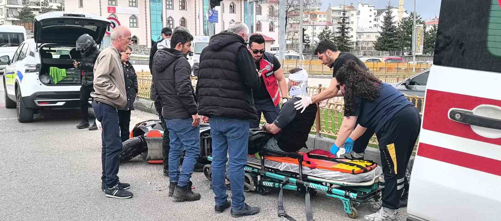 Erzurum&rsquo;da otomobille &ccedil;arpışan motosikletin s&uuml;r&uuml;c&uuml;s&uuml; yaralandı
