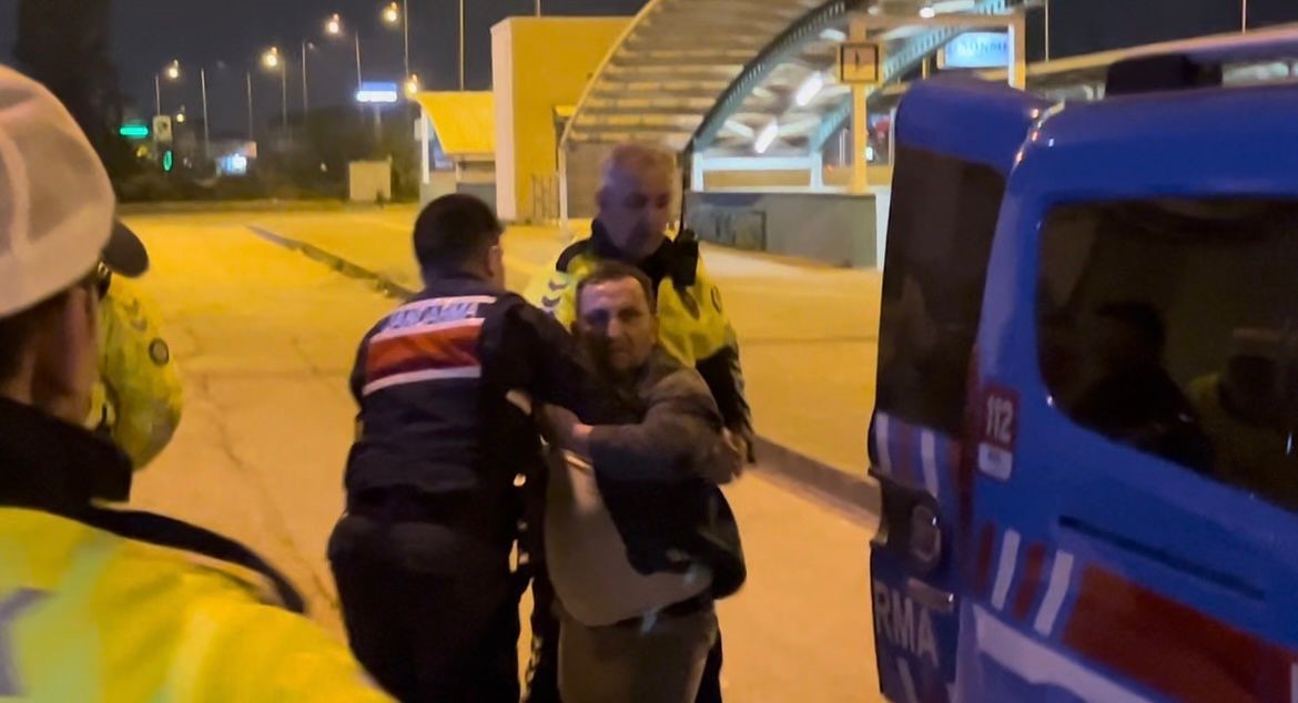 Alkoll&uuml; yakalandı polise hakaretten g&ouml;zaltına alındı
