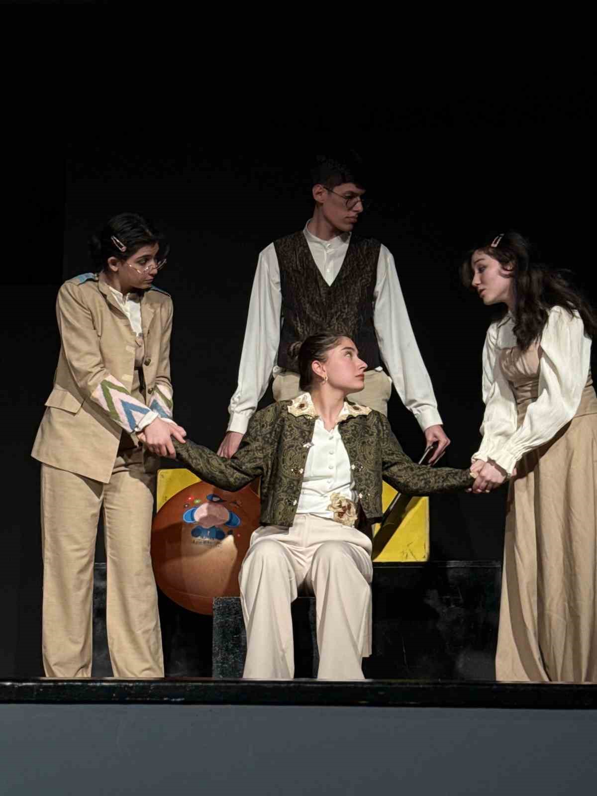 Tiyatronun kalbi İzmir Ekonomi&rsquo;de attı
