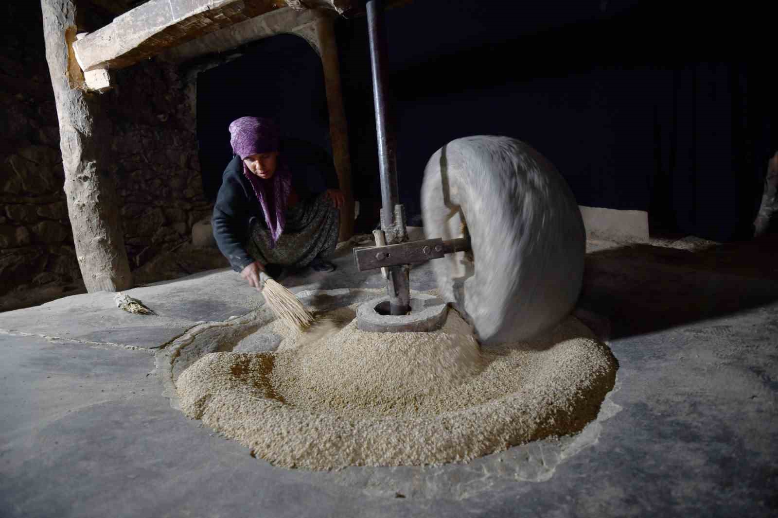Hizan&rsquo;da asırlık su değirmeniyle doğal pirin&ccedil; &uuml;retimi s&uuml;r&uuml;yor
