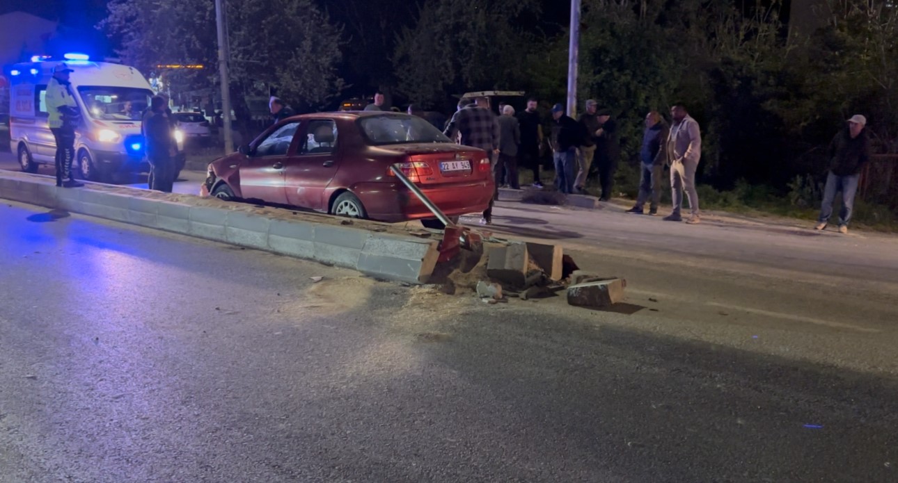 Edirne&rsquo;de ref&uuml;je &ccedil;arpıp yan yatan otomobildeki 2 kişi kurtarıldı
