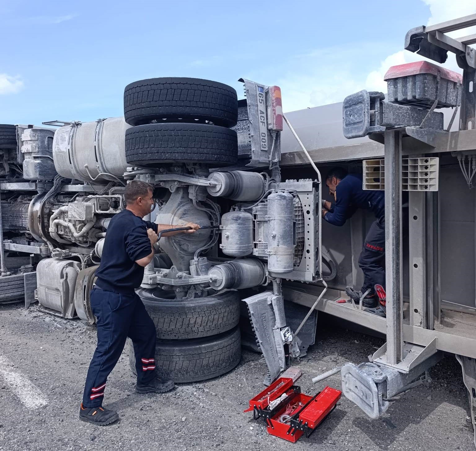 Van’da tır devrildi: 1 yaralı