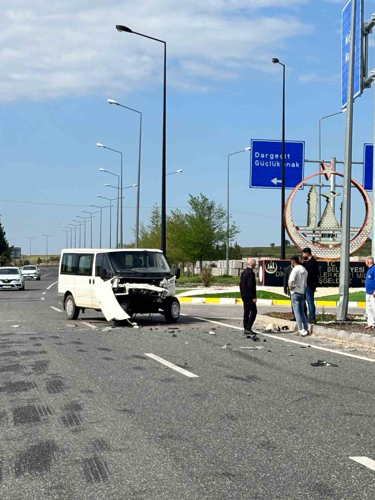 Mardin&rsquo;de minib&uuml;s ve otomobil &ccedil;arpıştı: 2 yaralı
