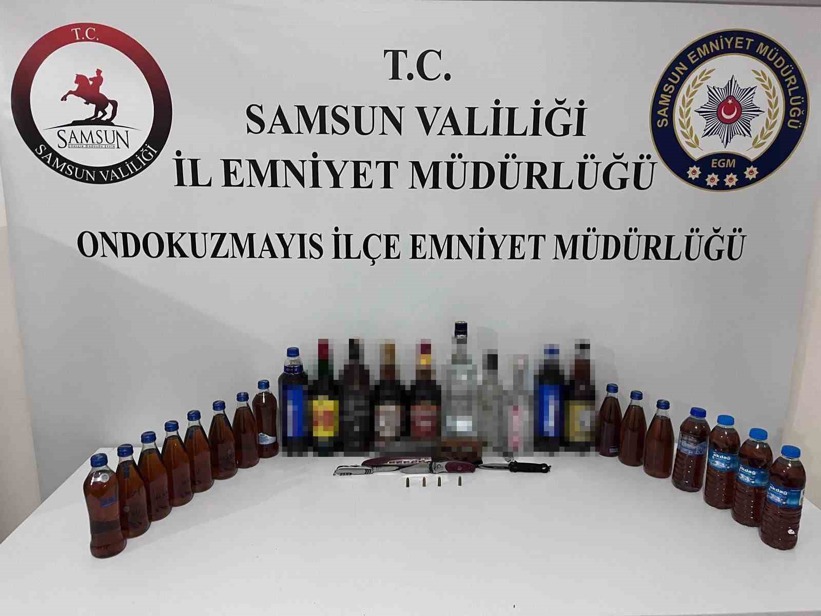 Alkollü sürücünün aracından sahte içki çıktı