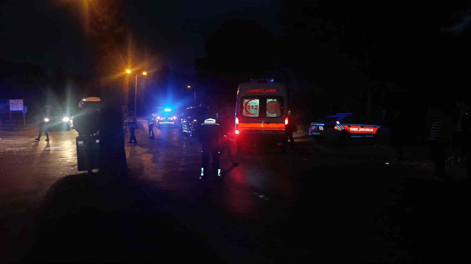 Manavgat&rsquo;ta tur minib&uuml;s&uuml; ile otomobil &ccedil;arpıştı: 4 yaralı
