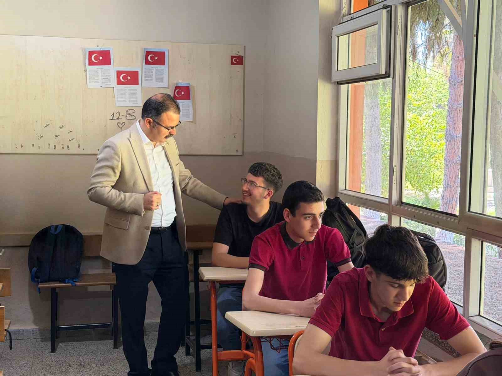 Kaymakam Ateş liseli &ouml;ğrencilerle bir araya geldi
