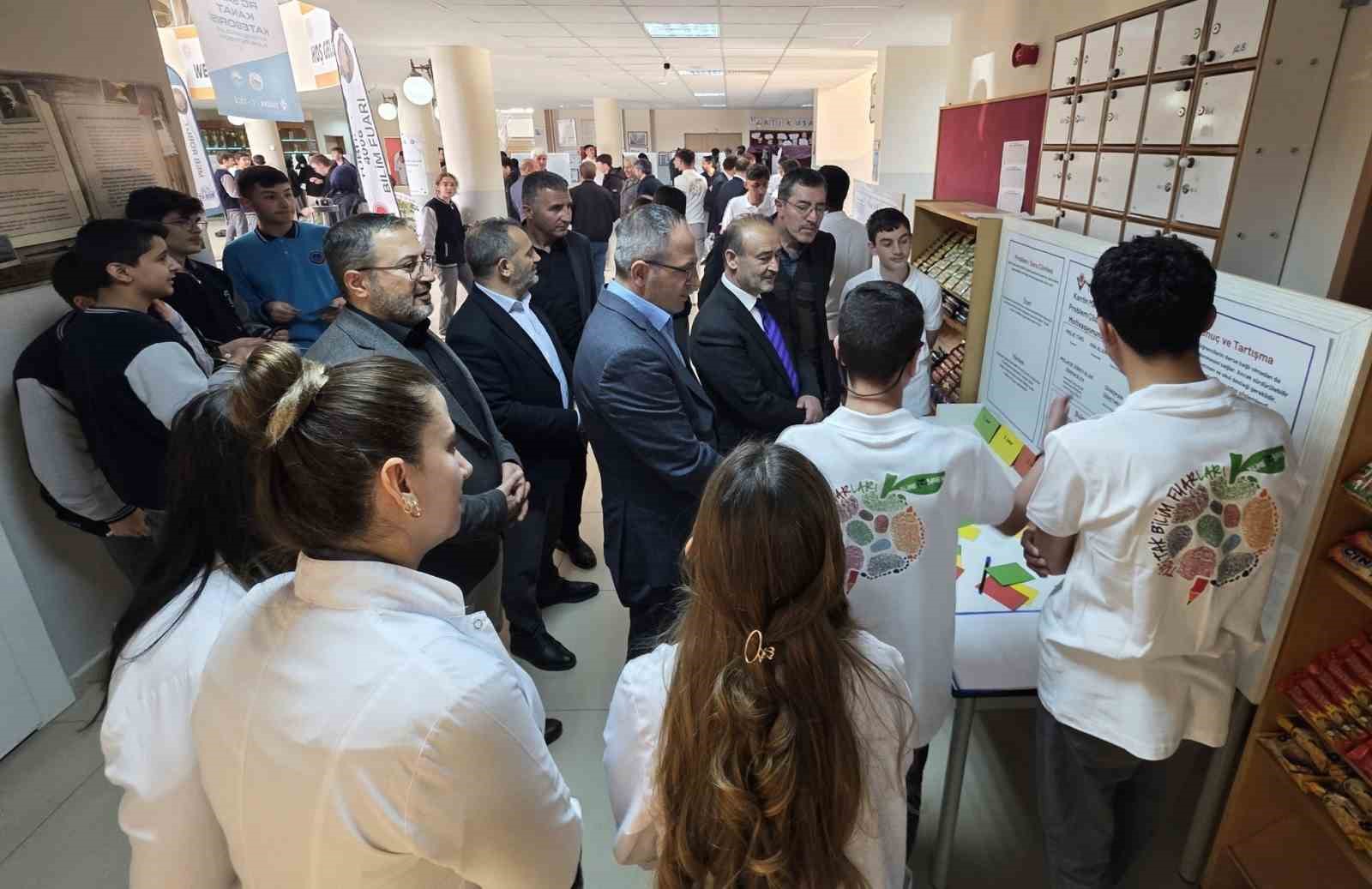 Bayburt’ta öğrenciler projelerini bilim fuarında tanıttı