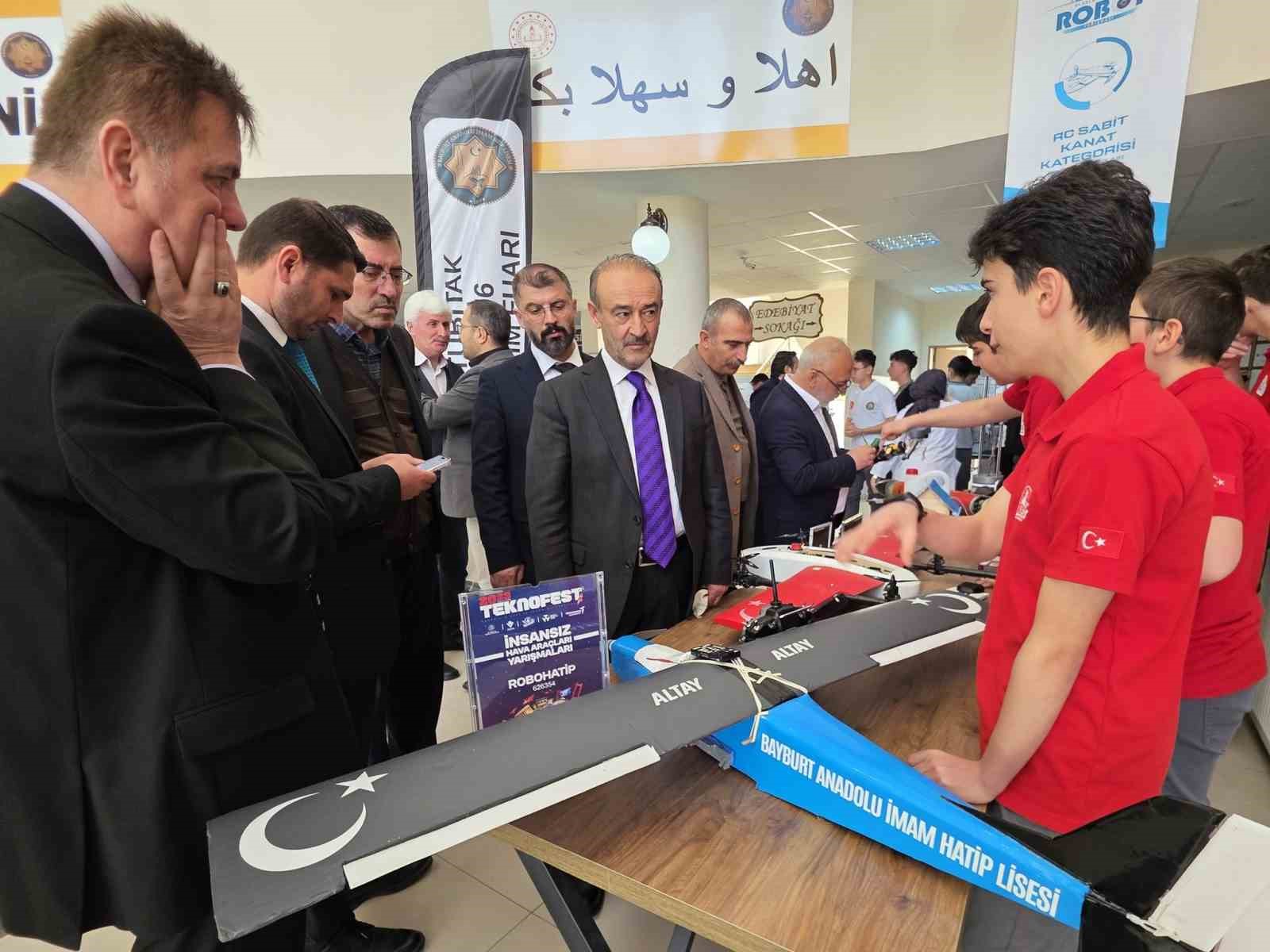 Bayburt&rsquo;ta &ouml;ğrenciler projelerini bilim fuarında tanıttı
