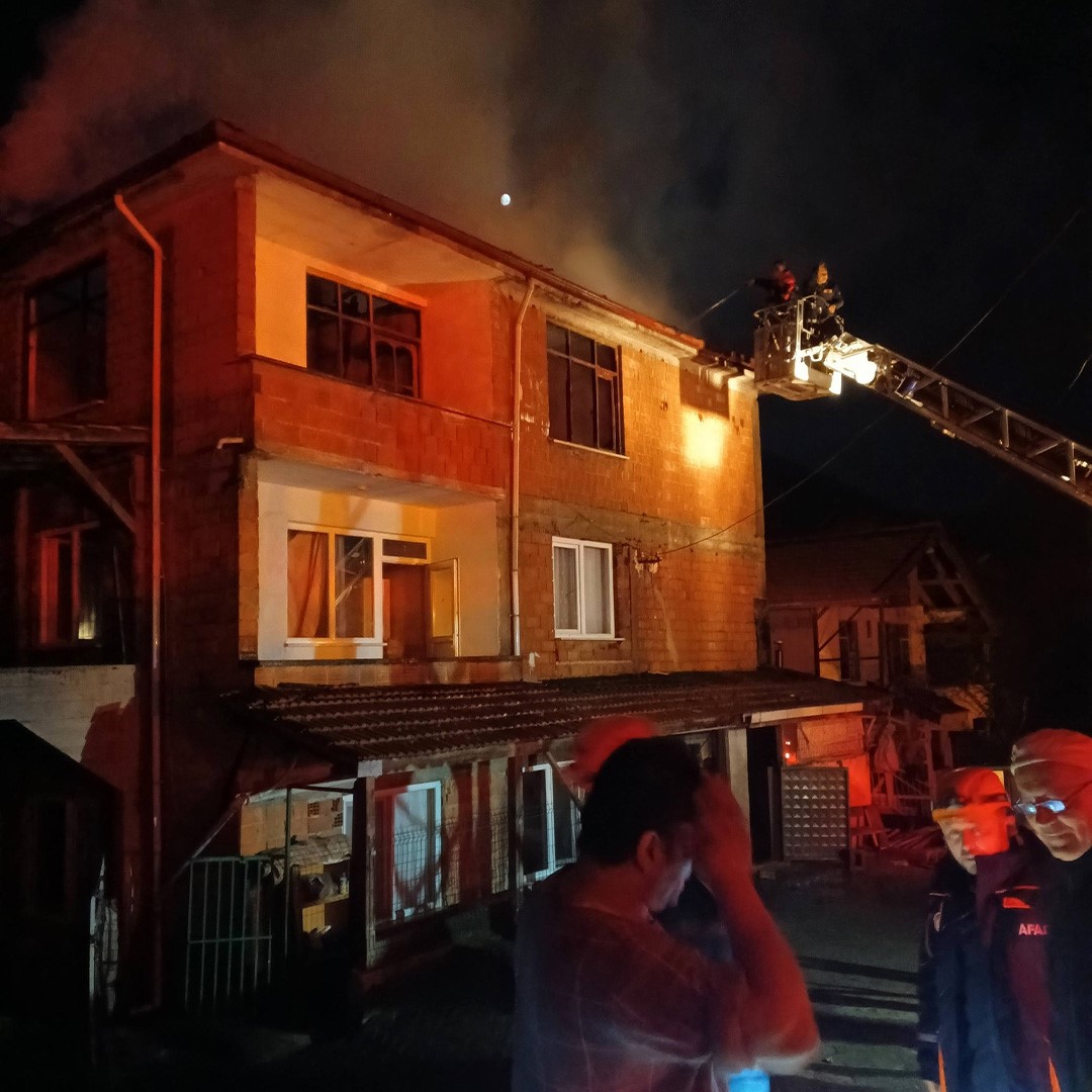 Bolu’da 3 katlı binada yangın çıktı

