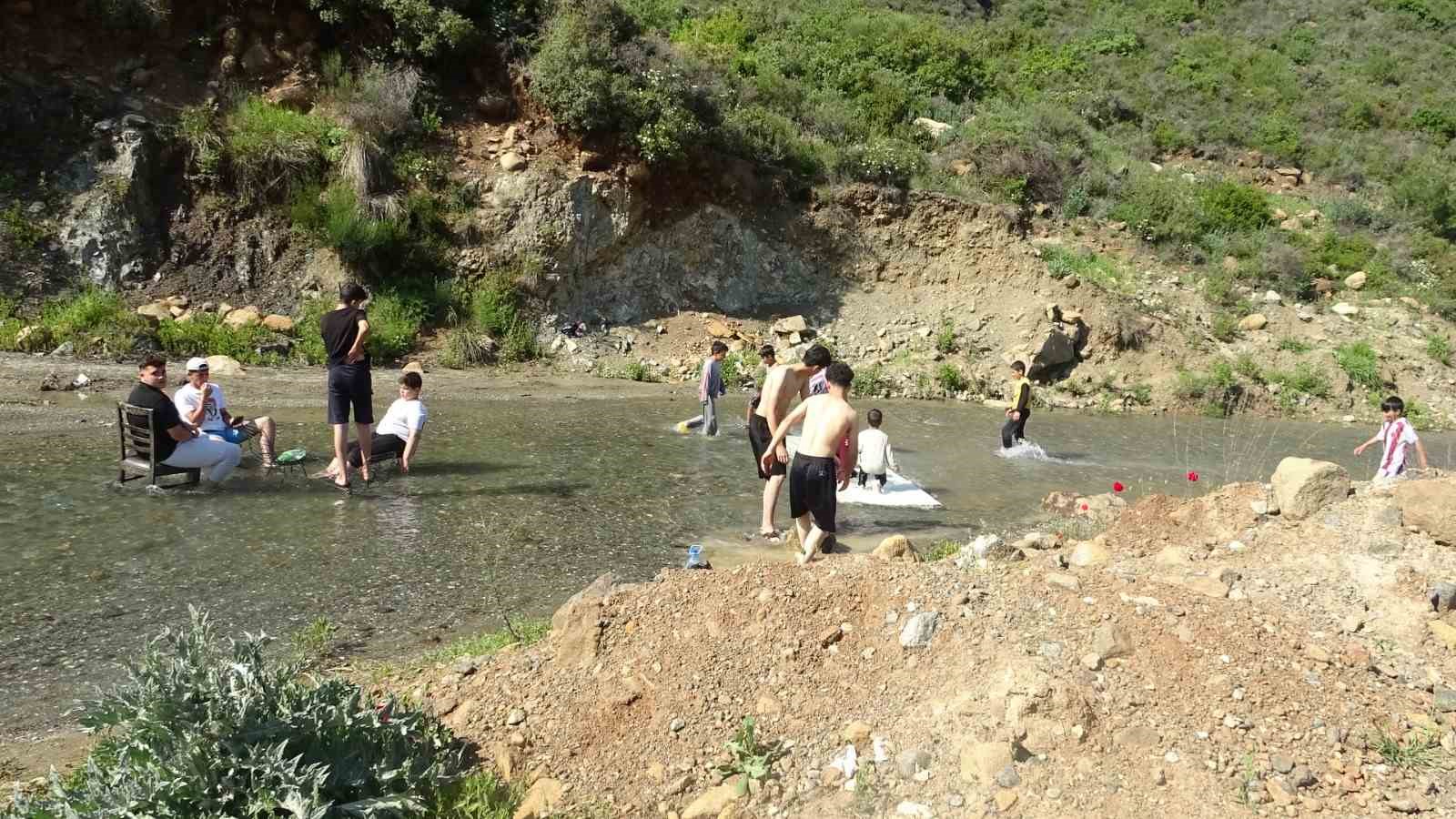 Sıcak havadan bunalan &ccedil;ocuklar derede serinledi
