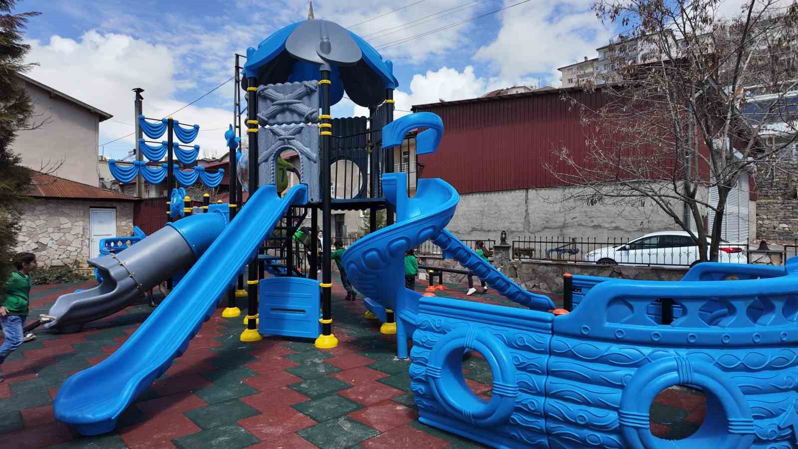 Beyt&uuml;şşebap Kaymakamı Taşkıran, &ccedil;ocuklar i&ccedil;in oyun parkı kurdu
