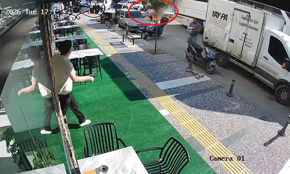 Bir anda patlayıp alev topuna dönen araçtan atlayıp canlarını zor kurtardılar