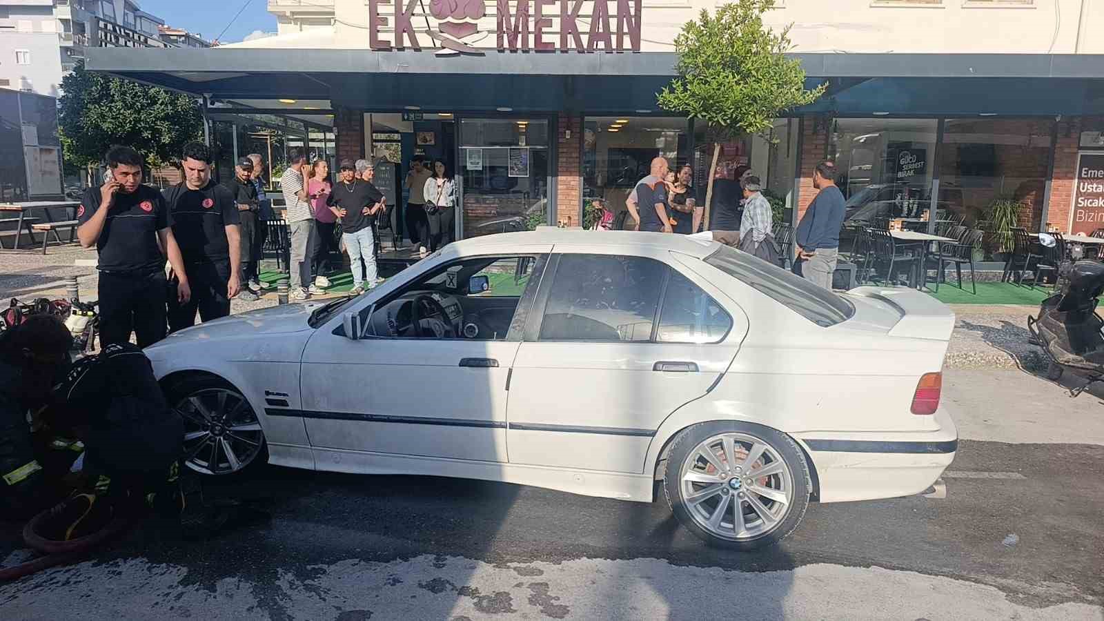 Bir anda patlayıp alev topuna d&ouml;nen ara&ccedil;tan atlayıp canlarını zor kurtardılar
