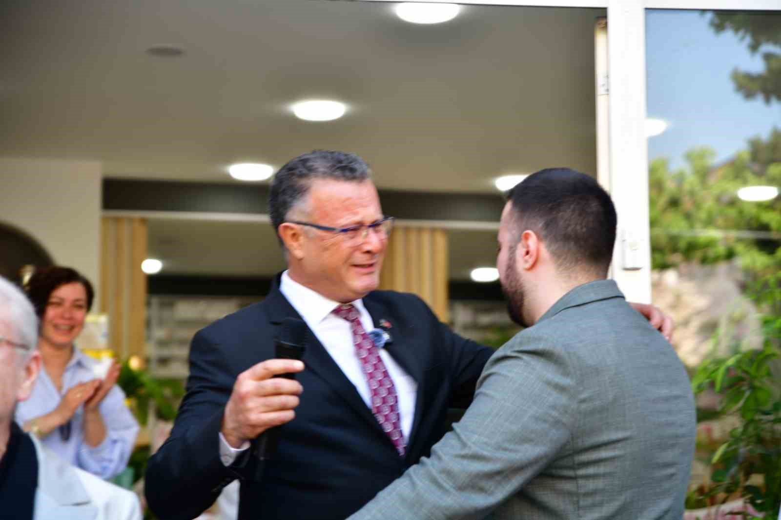 Baba-oğul a&ccedil;ılışta g&ouml;zyaşlarını tutamadı
