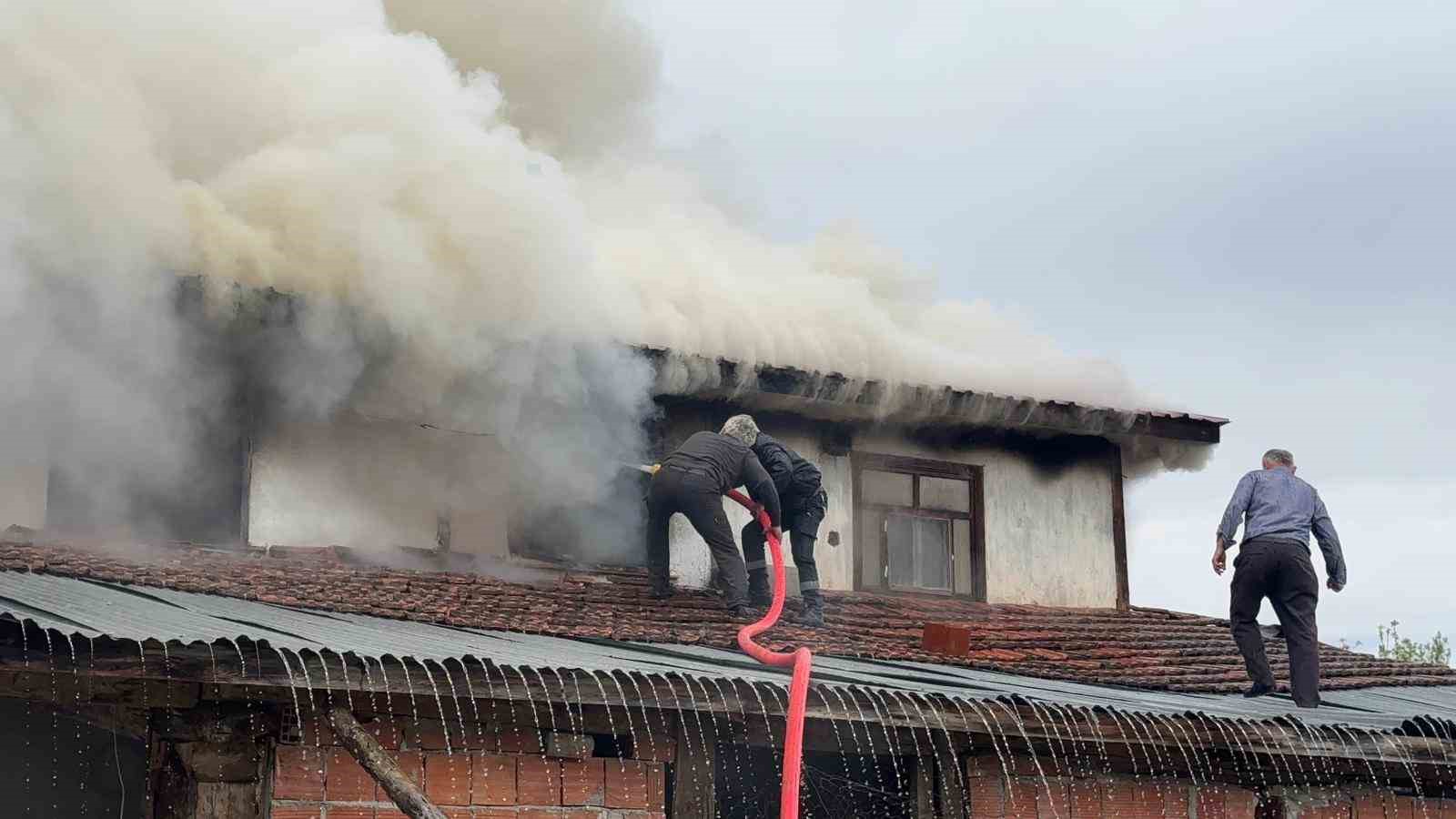İki katlı ev alev alev yandı
