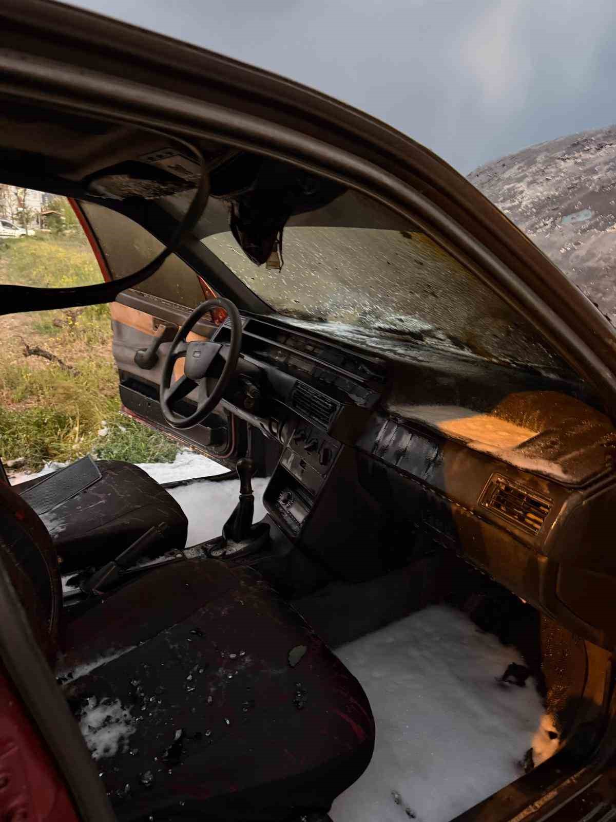 Motor kısmında &ccedil;ıkan yangın otomobili k&uuml;le &ccedil;evirdi
