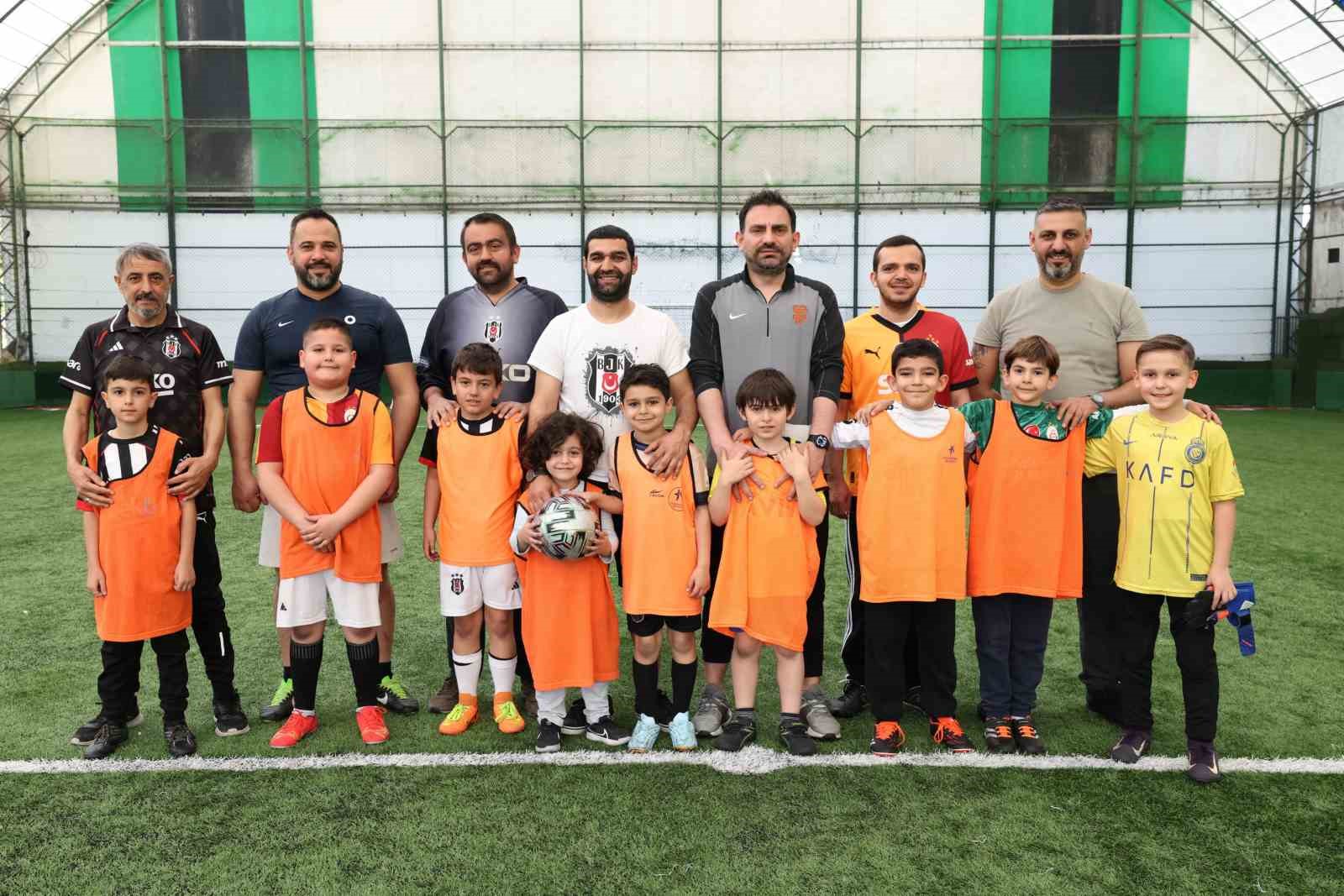 K&uuml;&ccedil;&uuml;k&ccedil;ekmece&rsquo;de renkli ma&ccedil;: babalar ve oğulları futbol heyecanı yaşadı
