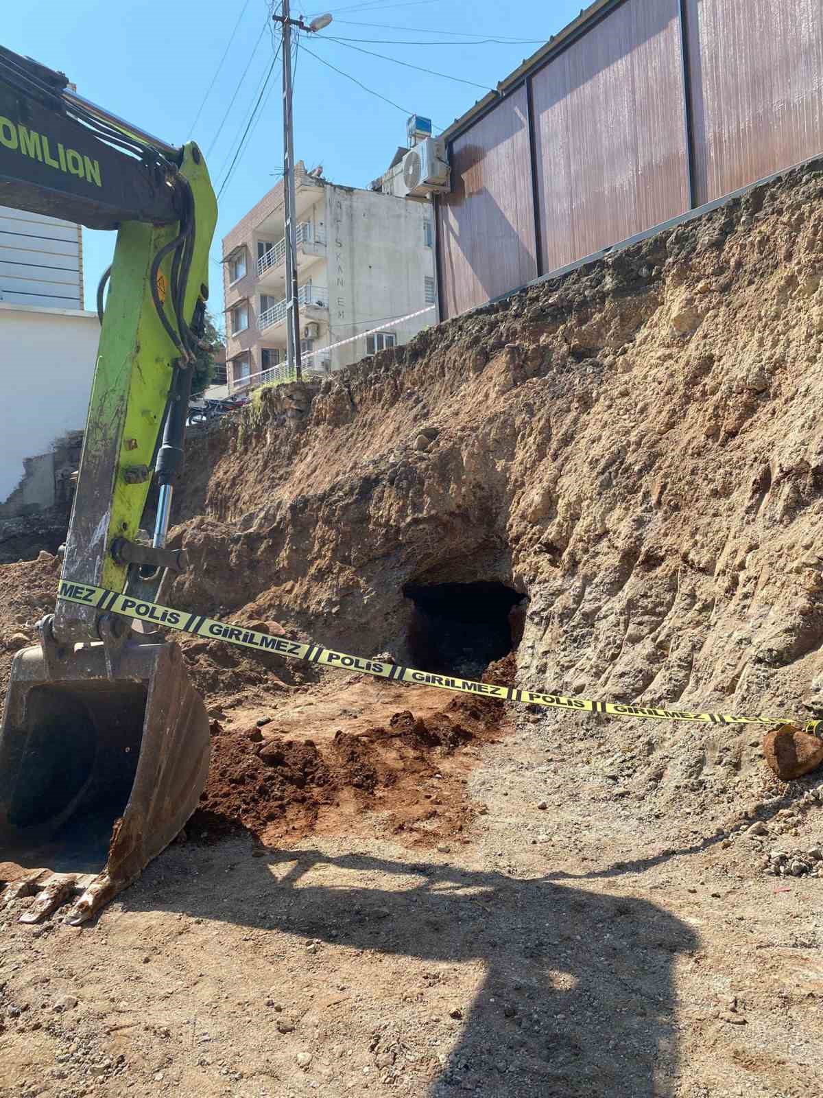 Belediyenin kazı &ccedil;alışmasında kaya mezarı bulundu
