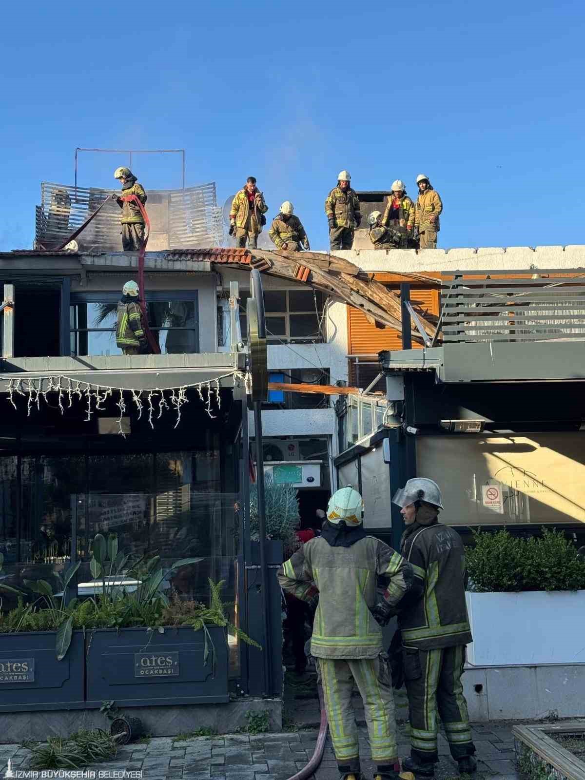 Restoran &ccedil;atısı alevlere teslim oldu
