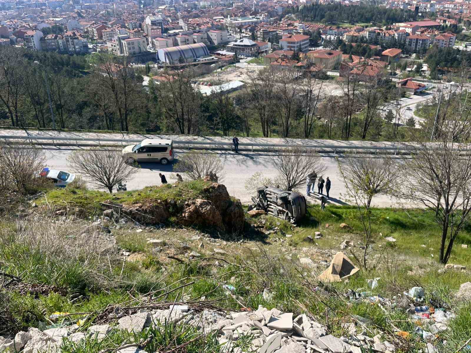 Park halindeki otomobil hareket ederek u&ccedil;uruma yuvarlandı
