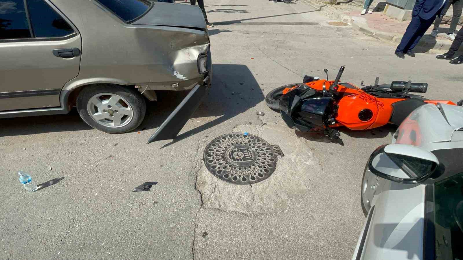 Motosikletin otomobille &ccedil;arpıştığı kaza kamerada: 1 yaralı
