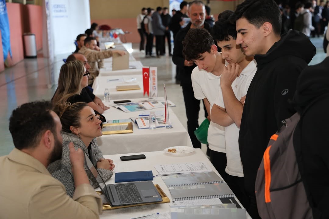 İş d&uuml;nyasında devir değişti: Nitelikli personel arayan işveren &ouml;ğrencinin ayağına gidiyor
