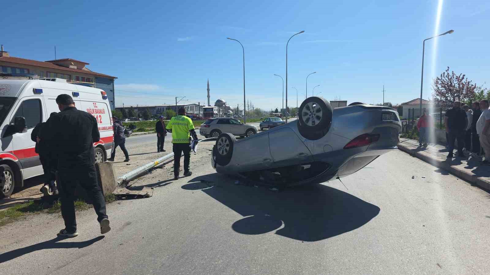 Otomobil aydınlatma direğine &ccedil;arpıp ters d&ouml;nd&uuml;, s&uuml;r&uuml;c&uuml; yaralandı
