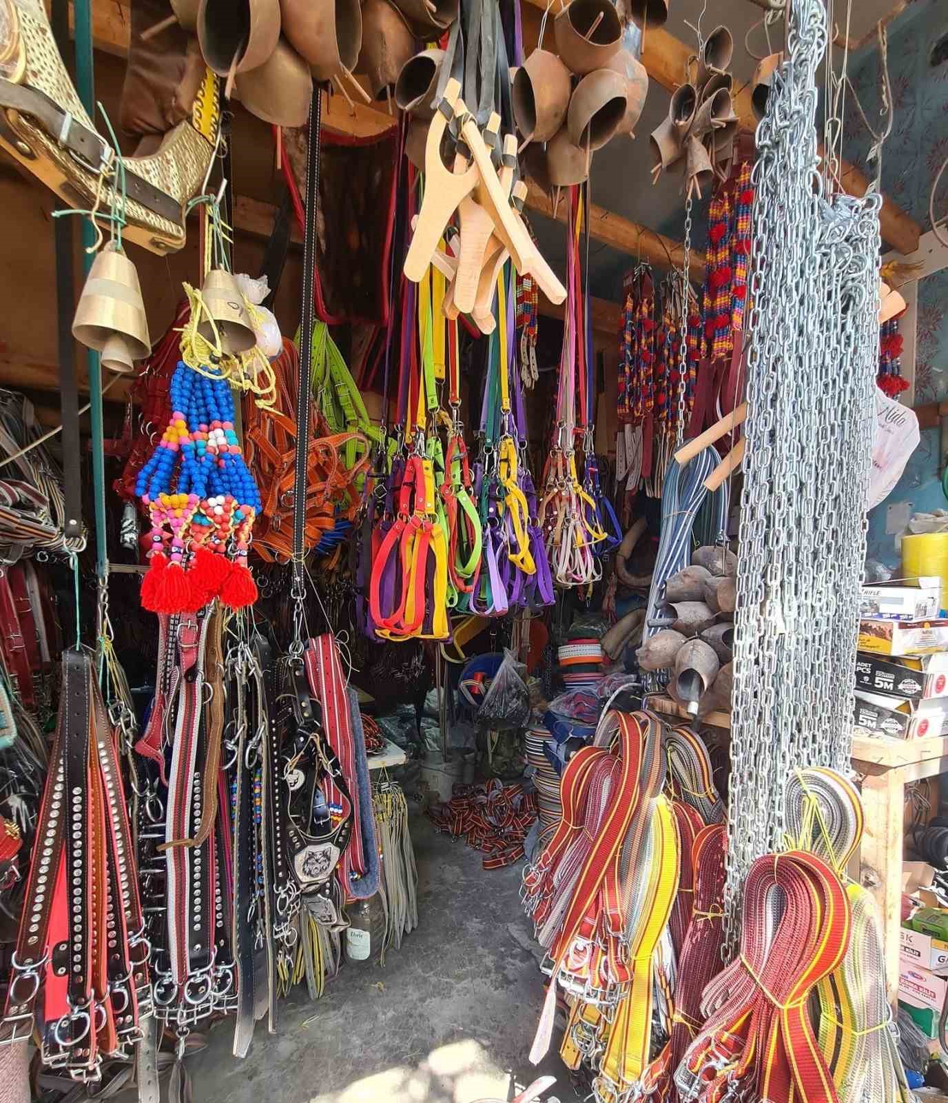 Osmaniye&rsquo;de 48 yıllık sara&ccedil; ustası mesleğini k&ouml;pek tasmasıyla yaşatıyor
