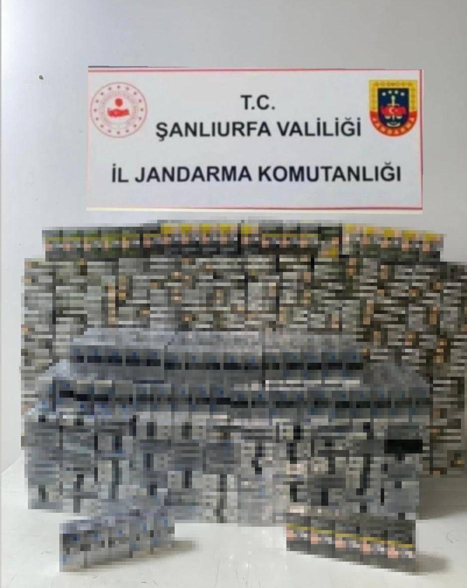 Şanlıurfa&rsquo;da yol kontrol&uuml;nde 8 bin 958 paket g&uuml;mr&uuml;k ka&ccedil;ağı sigara ele ge&ccedil;irildi

